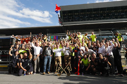 Jonathan Wheatley, Team Manager, Red Bull Racing, Dietrich Mateschitz, CEO, Red Bull GmbH, Christian Horner, Teambaas, Red Bull Racing, Helmut Markko, Consultant, Red Bull Racing, Max Verstappen, Red Bull Racing, 1 eplaats, en het team vieren de winst