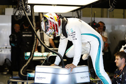 Lewis Hamilton, Mercedes AMG F1, stapt in zijn auto