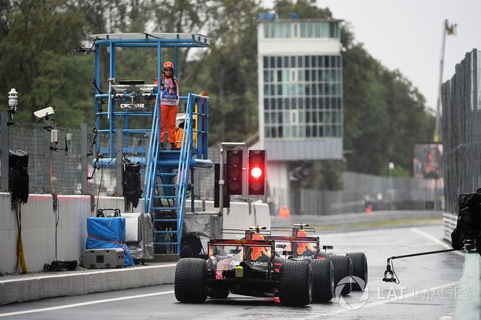Max Verstappen, Red Bull Racing RB13 y Daniel Ricciardo, Red Bull Racing RB13 esperar en la luz roja al final del pit-lane