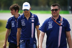 Esteban Ocon, Sahara Force India F1, walks the circuit, members of his team
