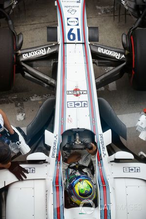 Felipe Massa, Williams FW40, est ramené dans son garage