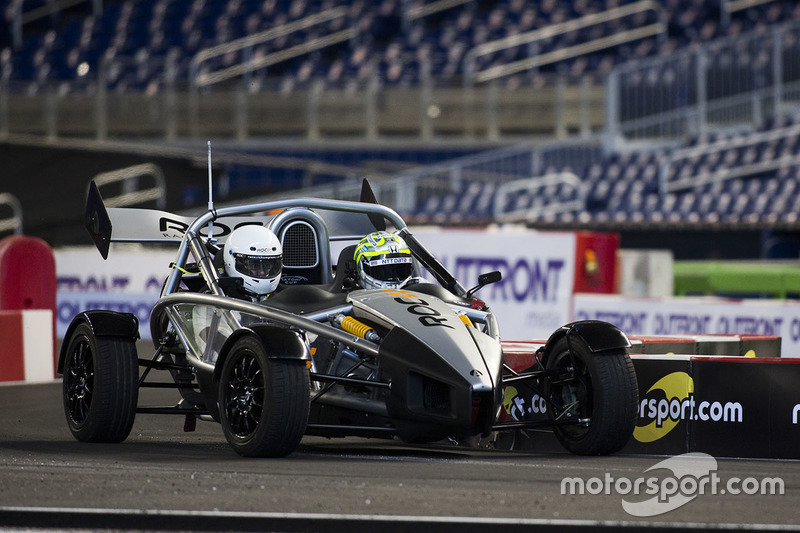 Tony Kanaan pilote l'Ariel Atom Cup
