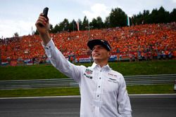 Max Verstappen, Red Bull, neemt een foto met Nederlandse fans op de achtergrond