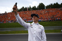 Max Verstappen, Red Bull, neemt een foto met Nederlandse fans op de achtergrond