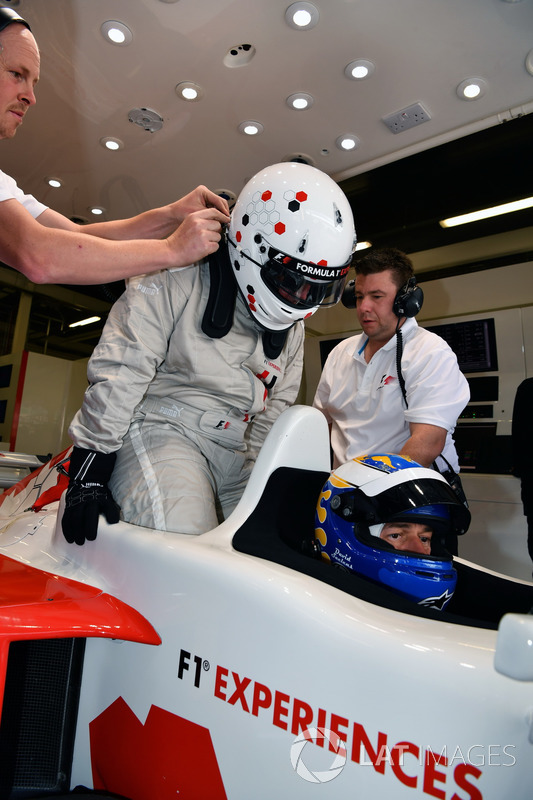 Дэвид Салинс, F1 Experiences, и журналист Джонатан Нобл