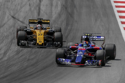 Nico Hulkenberg, Renault Sport F1 Team RS17 and Carlos Sainz Jr., Scuderia Toro Rosso STR12