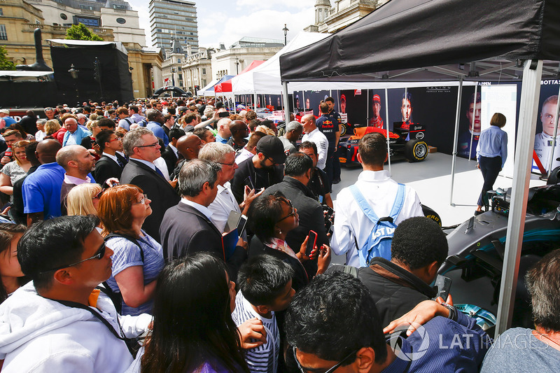 Fans berkumpul di depan panggung tim