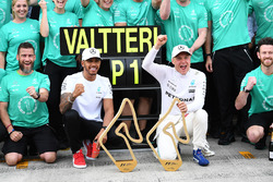 Le vainqueur Valtteri Bottas, Mercedes AMG F1, fête sa victoire avec Lewis Hamilton, Mercedes AMG F1 et son équipe
