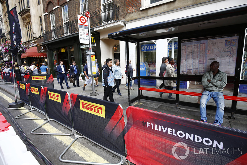 Una parada de autobús en Whitehall está acordonada por las barreras para el desfile de la calle manifestación F1 en Londres