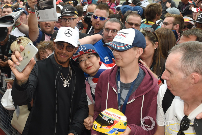 Lewis Hamilton, Mercedes AMG F1 meets the fans at the autograph session