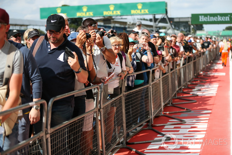Fans on the pitlane