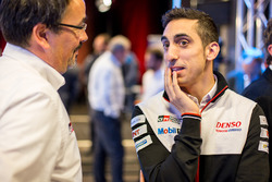 Себастьен Буэми и директор Toyota Racing Роб Лёпен