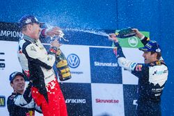 Podium : le vainqueur Jari-Matti Latvala, Toyota Racing et le troisième, Sébastien Ogier, M-Sport