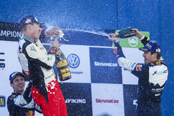 Podium : le vainqueur Jari-Matti Latvala, Toyota Racing et le troisième, Sébastien Ogier, M-Sport