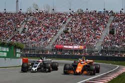 Kevin Magnussen, Haas F1 Team VF-17 and Stoffel Vandoorne, McLaren MCL32 battle