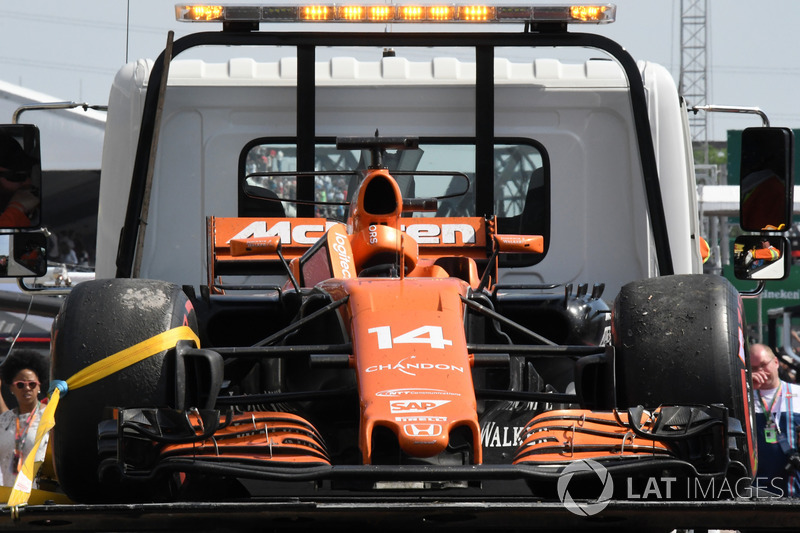 Retiran el coche de Fernando Alonso, McLaren MCL32