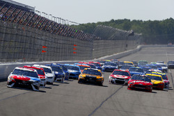 Kyle Busch, Joe Gibbs Racing Toyota, Matt Kenseth, Joe Gibbs Racing Toyota, Kurt Busch, Stewart-Haas Racing Ford green flag start