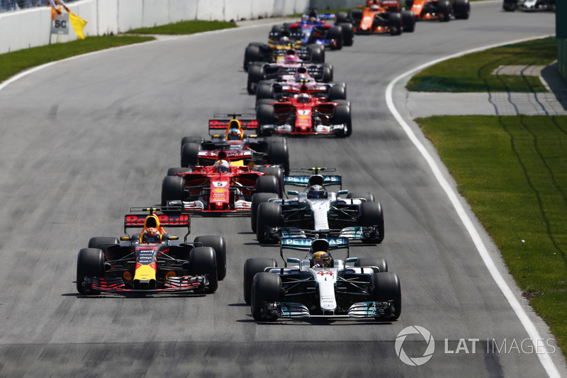 Safety-Car-Phase: Lewis Hamilton, Mercedes AMG F1 W08, Max Verstappen, Red Bull Racing RB13, Valtter