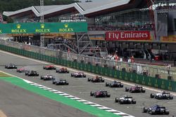 Старт гонки, лидирует Льюис Хэмилтон, Mercedes AMG F1