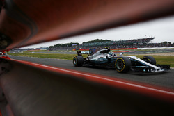 Valtteri Bottas, Mercedes AMG F1 W08, Stoffel Vandoorne, McLaren MCL32