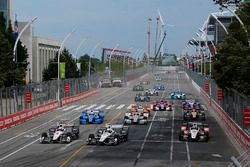 Départ : Helio Castroneves, Team Penske Chevrolet, Simon Pagenaud, Team Penske Chevrolet mènent