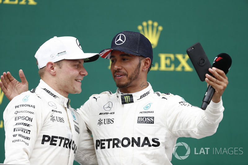 Podio: Ganador de la carrera Lewis Hamilton, de Mercedes AMG F1 toma una foto del segundo lugar Valt