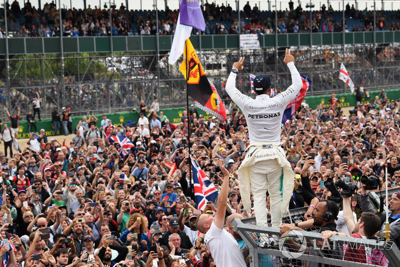 Ganador de la carrera Lewis Hamilton, Mercedes AMG F1 celebra con los fans