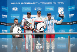 Podio: il vincitore Yann Ehrlacher, RC Motorsport, il secondo classificato Esteban Guerrieri, Campos