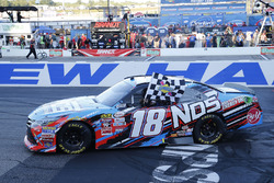 Ganador de la carrera Kyle Busch, Joe Gibbs Racing Toyota