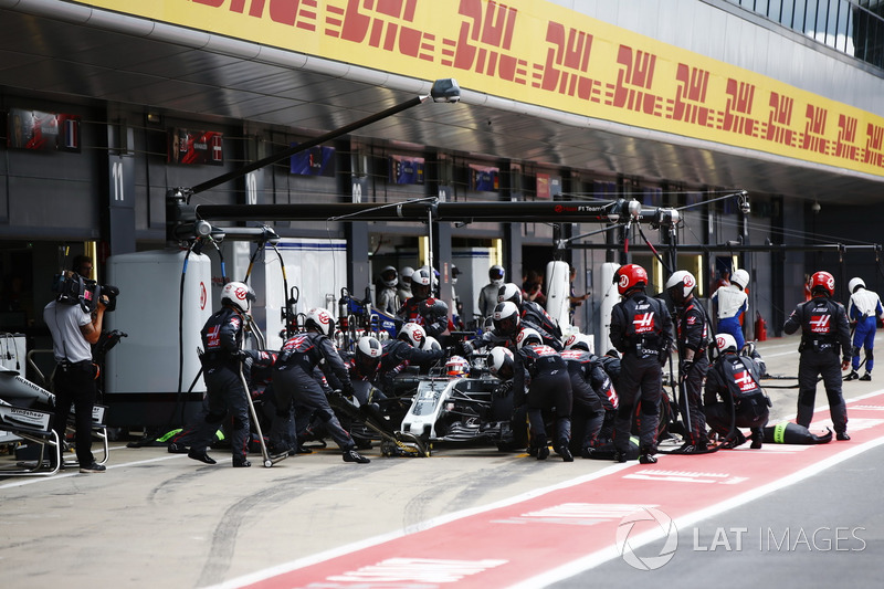 Romain Grosjean, Haas F1 Team VF-17, pit stop action