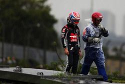 Romain Grosjean, Haas F1 Team retourne dans les stands après son crash au moment de rejoindre la grille