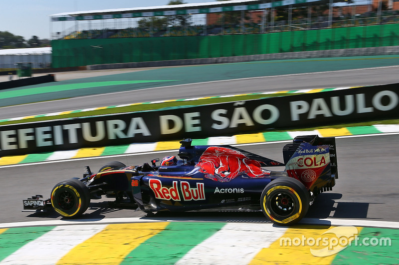 2016 год. За рулем болида Toro Rosso STR11 на пятничных тренировках