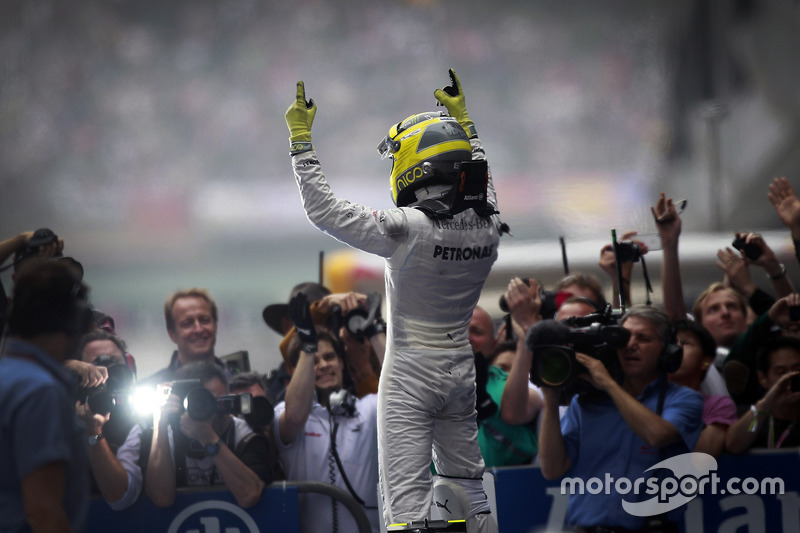 Le vainqueur Nico Rosberg, Mercedes AMG F1