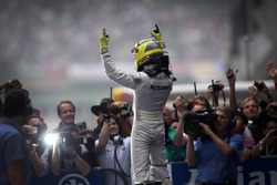 Il vincitore della gara Nico Rosberg, Mercedes AMG F1