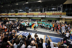 Нико Росберг, Mercedes AMG F1, с женой Вивиан Росберг и командой