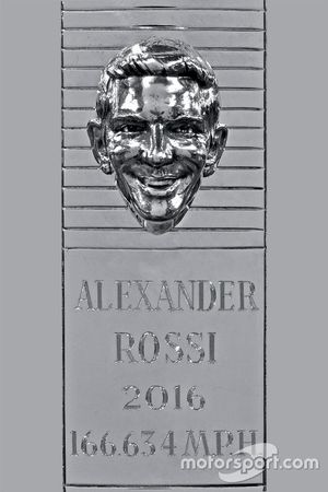 2016 Indianapolis 500 galibi Alexander Rossi, Borg-Warner Kupası üzerinde yerini alıyor