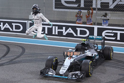 Le deuxième, Nico Rosberg, Mercedes AMG F1 W07 Hybrid fête son titre de Champion du monde à la fin de la course