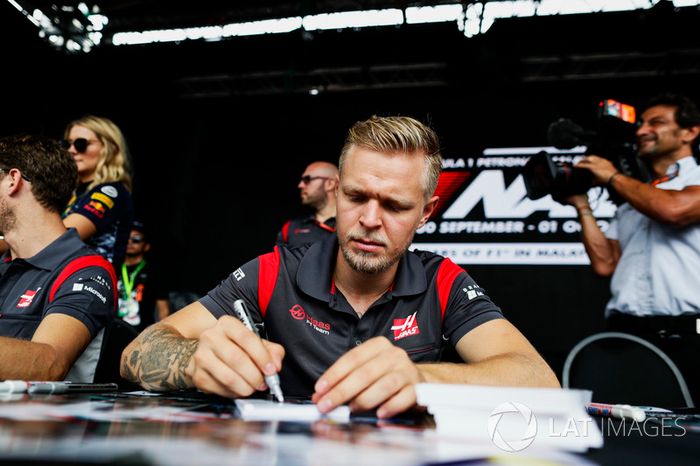Kevin Magnussen, Haas F1 Team, firma autógrafos para los aficionados