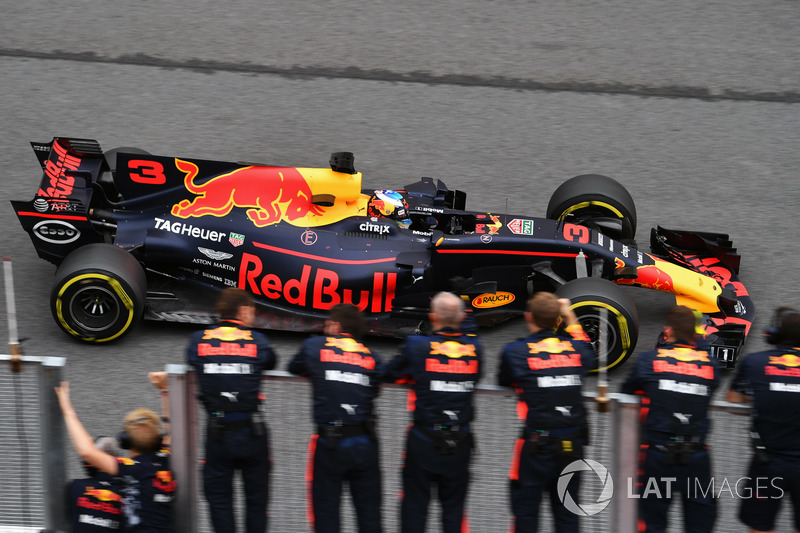Daniel Ricciardo, Red Bull Racing RB13 melewati garis finis
