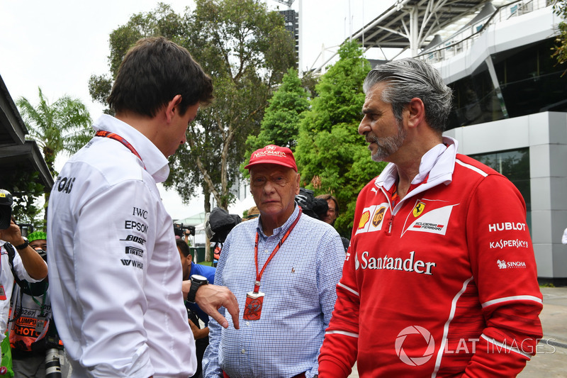 Toto Wolff y Mercedes AMG F1 Director de Motorsport, Maurizio Arrivabene director del equipo Ferrari, Niki Lauda, Presidente de Mercedes AMG F1 no ejecutivo