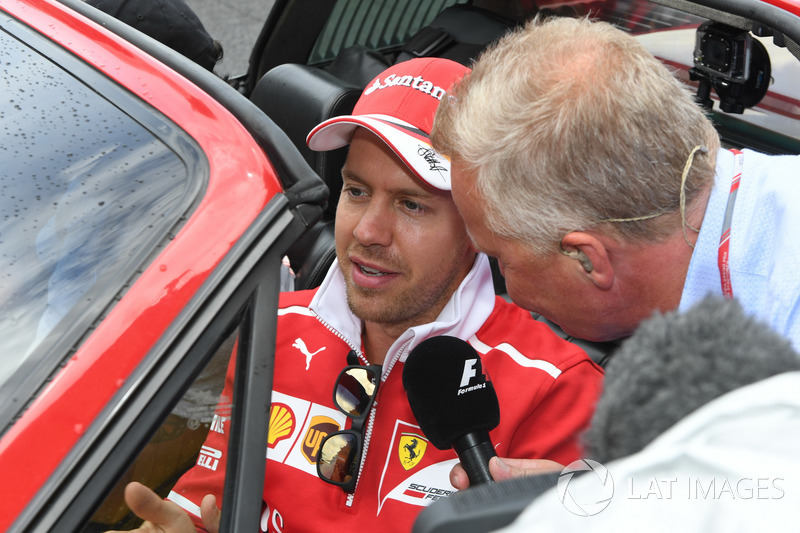 Sebastian Vettel, Ferrari dengan Johnny Herbert, Sky TV saat parade pembalap