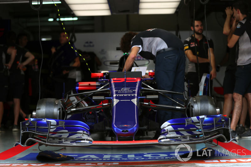 Scuderia Toro Rosso STR12 nose and front wing detail