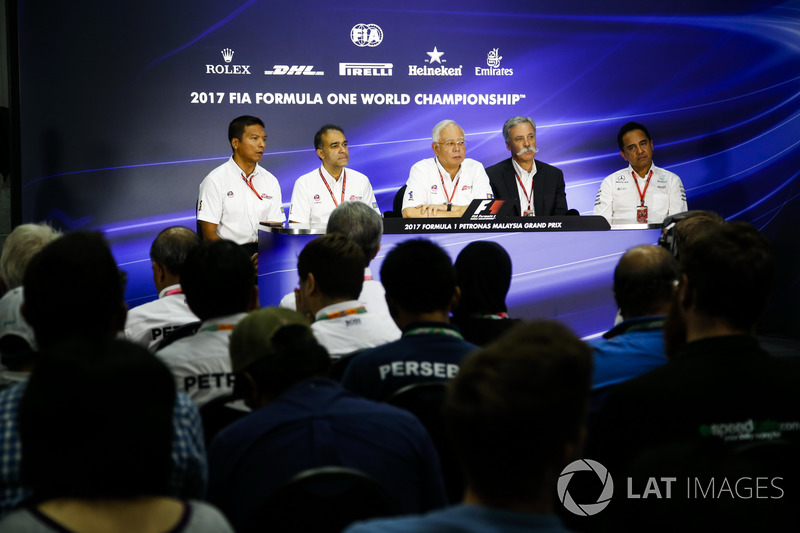 Chase Carey, presidente de Formula One, acoge una conferencia de prensa junto con el Presidente de Malasia