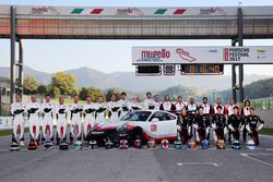 Foto di gruppo con la nuova Porsche GT3 Cup per il 2018