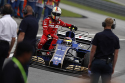Гонщик Ferrari Себастьян Феттель возвращается в паддок на Sauber C36 Паскаля Верляйна