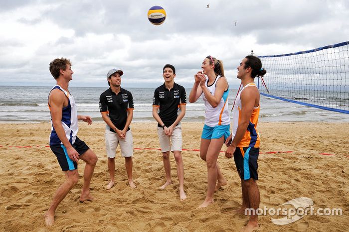 Sergio Pérez, Sahara Force India F1 y Esteban Ocon, Sahara Force India F1 juegan voleibol en la playa de Brighton con Tamsin Hinchley, jugador de voleibol