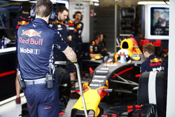Red Bull engineers wait to release Daniel Ricciardo, Red Bull Racing RB13, in the garage