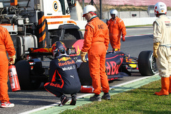 Daniel Ricciardo, Red Bull Racing RB13 s'arrête sur le circuit