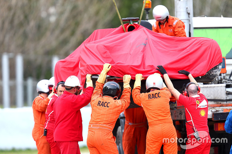 Proses evakuasi mobil Kimi Raikkonen, Ferrari SF70H, usai kecelakaan