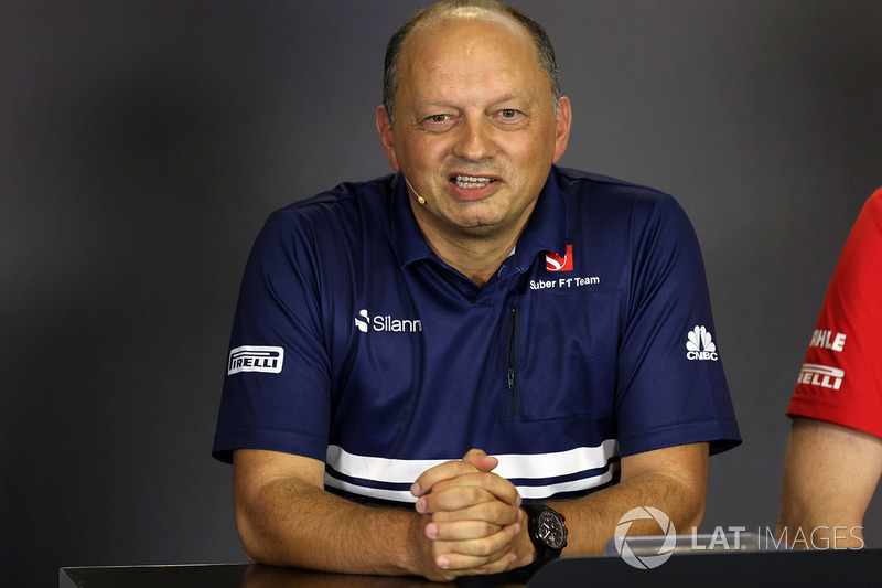 Quem assumiu a chefia da equipe foi Frederic Vasseur, antigo dirigente da Renault.